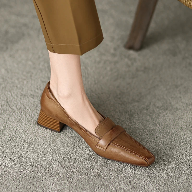 Retro Pumps | Spetsad Tå i Äkta Läder med Medelhäl | Eleganta Arbetsskor för Kontor 1